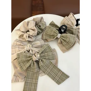 Haarschleifen-Set im Karomuster mit Perlen in Beige und Olivgrün im Brit-Stil