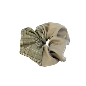 Retro-Haargummi mit Karomuster und Champagner-Satin im eleganten Materialmix