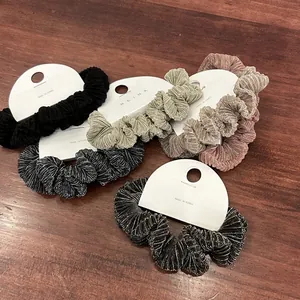 Detail van metallic zijden haarelastiekjes in diverse kleuren op displaykaarten