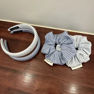 Détail de chouchous à rayures bleues et d'un ensemble de serre-têtes faits à la main