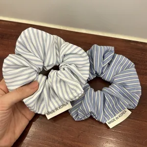 Lot de chouchous à rayures bleues et blanches avec étiquette Made in Korea sur bois