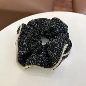 Chouchou élégant en tweed noir et blanc avec bordure passepoilée beige au style rétro