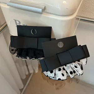 Zwei schwarz-weiße gepunktete Schleifen-Haarspangen mit elegantem Netz-Design