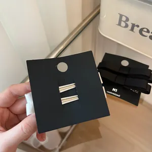 Set de pinzas para el pelo con lazos de satén y clips de metal plateado en tarjeta