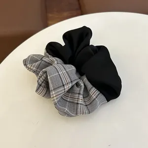 Übergroßes Haargummi mit geteiltem Design aus schwarzem Satin und Vintage-Karo