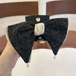 Barrette à cheveux avec nœud en tweed noir et gris avec breloques en strass