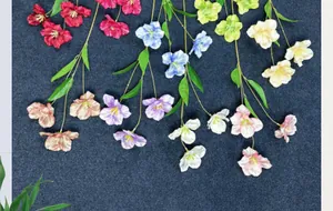 Nahaufnahme lebensechter 3-Kopf-Tulpen in verschiedenen Farben mit feiner Blütenstruktur