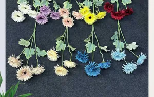 Dettaglio di margherite gerbera artificiali multicolori su superficie scura