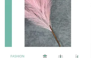 Primer plano de hierba pampa artificial rosa con textura esponjosa para decoración