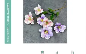 Detailansicht der rosa und lila Kunsttulpen mit realistischen grünen Blättern