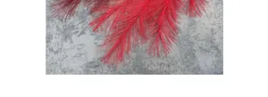 Primer plano de plumas rojas suaves para decoración de bodas y arreglos florales