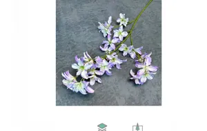 Détail de fleurs de clématite artificielle violet clair avec pétales et bourgeons réalistes