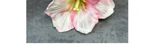 Makro-Detail von künstlichen Tulpenblättern mit rosa-weißem Seidentextur-Verlauf