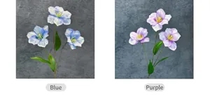 Detailansicht von künstlichen Tulpen mit blauen und lila Blütenblättern und grünen Blättern