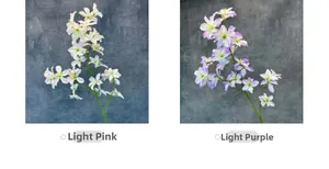 Gros plan de fleurs de clématites artificielles en rose clair et violet clair