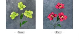 Detailansicht künstlicher Tulpen mit grünen und roten Blütenköpfen und gestreifter Textur