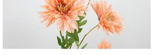 Dettaglio ravvicinato di crisantemo artificiale rosa arancio con petali di seta