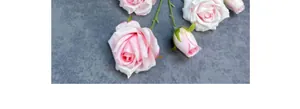 Macro di rose in seta artificiale a 3 teste con petali sfumati rosa e sepali verdi