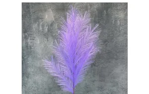 Detalle de hierba de la pampa artificial morada con plumas decorativas suaves