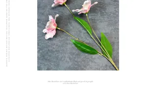 Detailansicht von 3-köpfigen rosa Kunsttulpen mit Farbverlauf und grünen Blättern