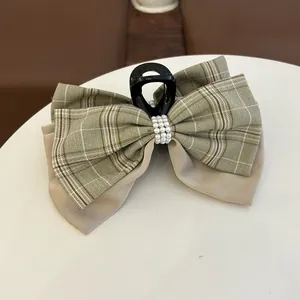 Haarklammer mit olivgrüner Karo-Schleife und weißem Perlenbesatz im eleganten Retro-Stil
