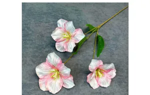 Detail von 3-köpfigen rosa-weißen Seidentulpen mit realistischer Textur und Blättern