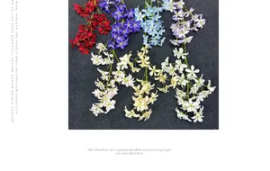 Vue à plat de lys artificiels multicolores en six teintes sur un fond en tissu gris