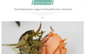 Detailansicht künstlicher Samtrosen mit grünen Kelchblättern und orangefarbenen Blüten