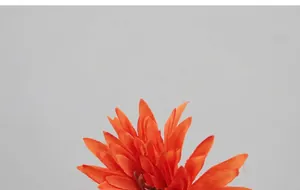 Dettaglio di crisantemo in seta arancione con trame di petali realistiche e naturali