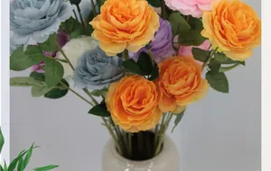 Dettaglio di rose artificiali in seta multicolore in un vaso di ceramica per arredo