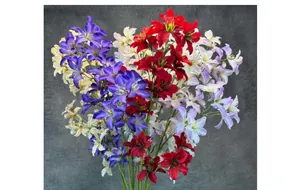 Détail de fleurs de clématites artificielles en soie aux couleurs vives et texture réelle
