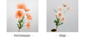 Dettaglio di crisantemi artificiali in rosa champagne e rosa tenue con foglie verdi