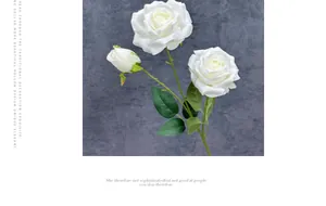 Dettaglio ravvicinato di una rosa artificiale bianca realistica con tre teste e foglie