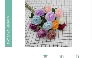 Vista dall'alto di peonie artificiali multicolori con petali su tovaglia a quadretti