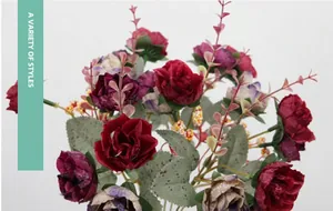 Close-up van kunstmatige diamantrozen in rood, paars en crème voor huis- en bruiloftsdecor