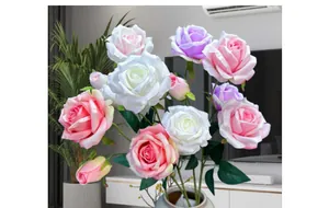 Dettaglio di rose di montagna artificiali a 3 teste nei colori rosa, bianco e lilla