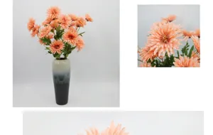 Dettaglio di crisantemi finti arancione-rosa con foglie verdi in un vaso di ceramica