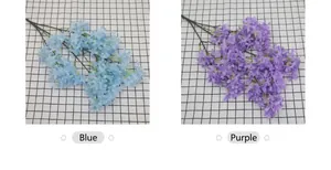 Detailansicht dichter violetter und blauer Kunstkirschblütenzweige für Blumendekor