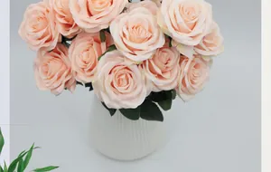 Dettaglio di rose artificiali rosa champagne in un vaso bianco per arredamento casa
