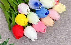 Vista detallada de pétalos de tulipán de PU realistas con textura natural de colores