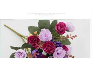 Detail van kleurrijke zijden diamanten rozen met groene bladeren en bessen