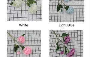 Dettaglio di peonie e rose artificiali in bianco, azzurro, rosa e viola
