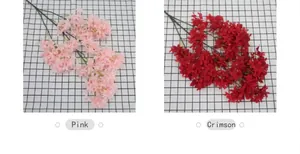 Nahaufnahme künstlicher Kirschblütenzweige in Rosa und Karmesinrot für Hochzeiten