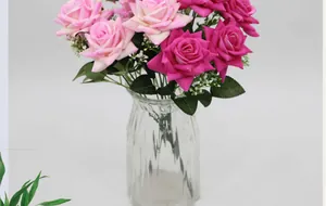 Détail de roses en soie roses et magenta dans un vase en verre pour la décoration