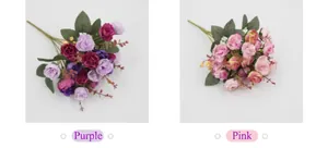 Detailopname van kunstmatige rozenboeketten in paarse en roze tinten met zijden blaadjes