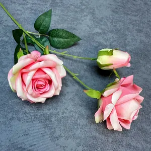 Stelo singolo con 3 teste di rose finte sfumate rosa e foglie verdi decorative