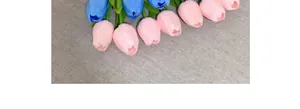 Primer plano de tulipanes artificiales de PU con textura realista y pétalos rosas y azules