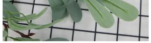 Dettaglio macro di fogliame artificiale verde con venature per decorazioni nuziali