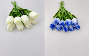 Dettaglio di tulipani artificiali in PU color bianco crema e bordo blu violaceo