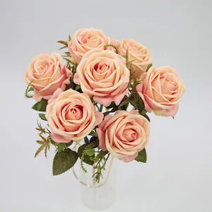 Ramo realista de 7 rosas de terciopelo color albaricoque en un jarrón de cristal